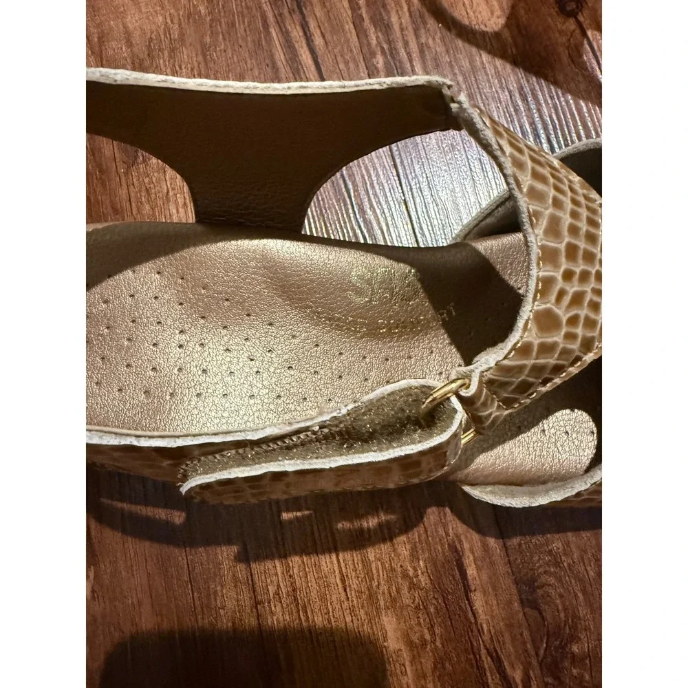 SAS San Antonio Shoemakers Women's Gold Crocodile Embossed Slingback Sandals‎ 8S